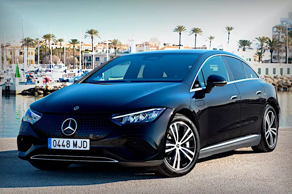 Mercedes-Benz Clase EQE de la flota Marqués, vista frontal lateral.