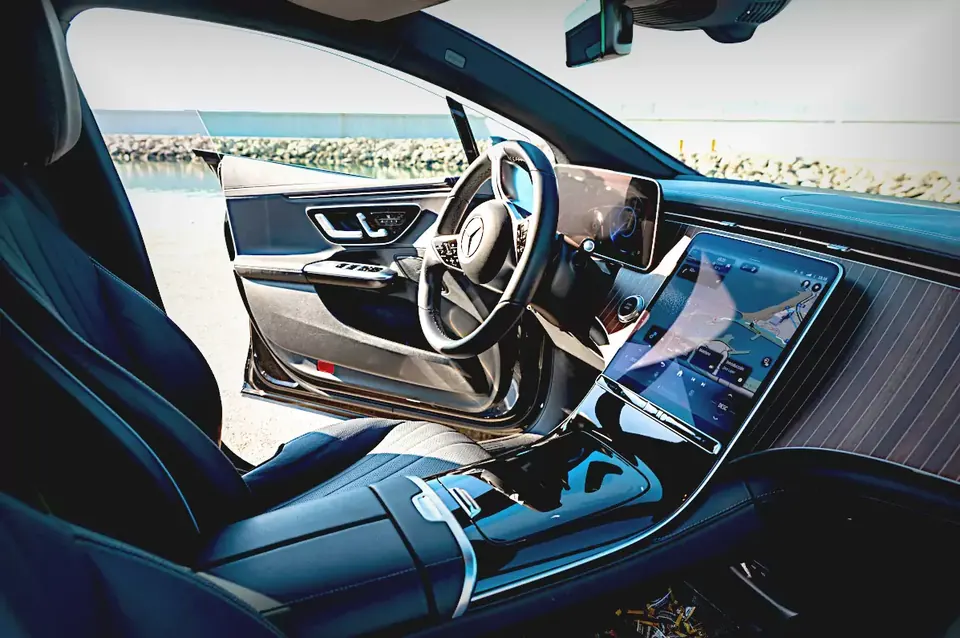 Interior delantero del Mercedes Clase EQE.
