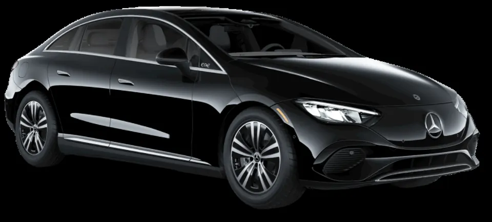 Mercedes Clase EQE en negro, imagen de estudio.
