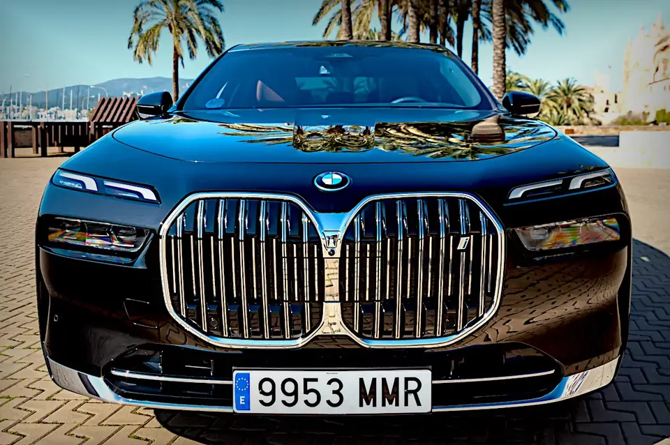 BMW i7 eDrive50, frontal con la parrilla iluminada.