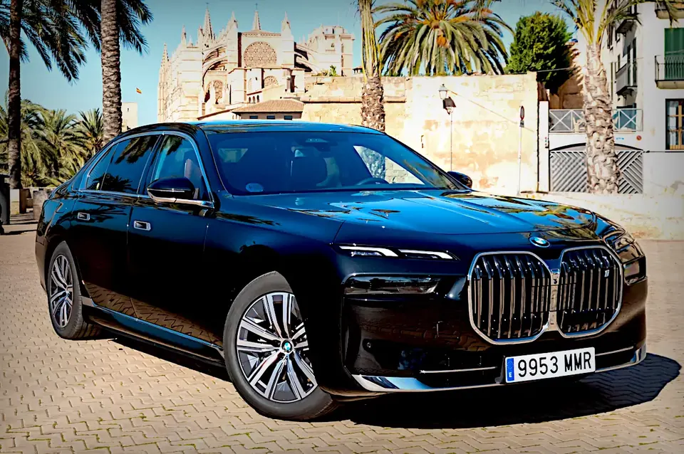 BMW i7 eDrive50 negro de la flota Marqués, vista frontal derecha.