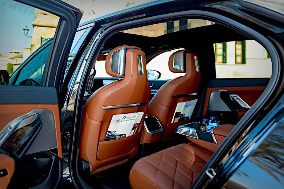 Interior trasero del BMW i7, lado izquierdo.