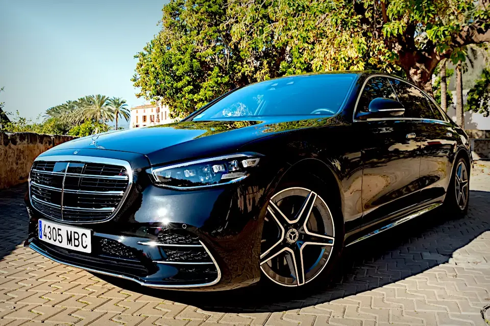 Mercedes-Benz Clase S de la flota Marqués, vista delantera izquierda.