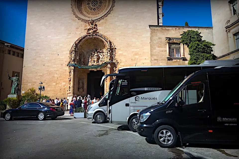 Vehículos de la flota Marqués preparados para un evento en Mallorca.