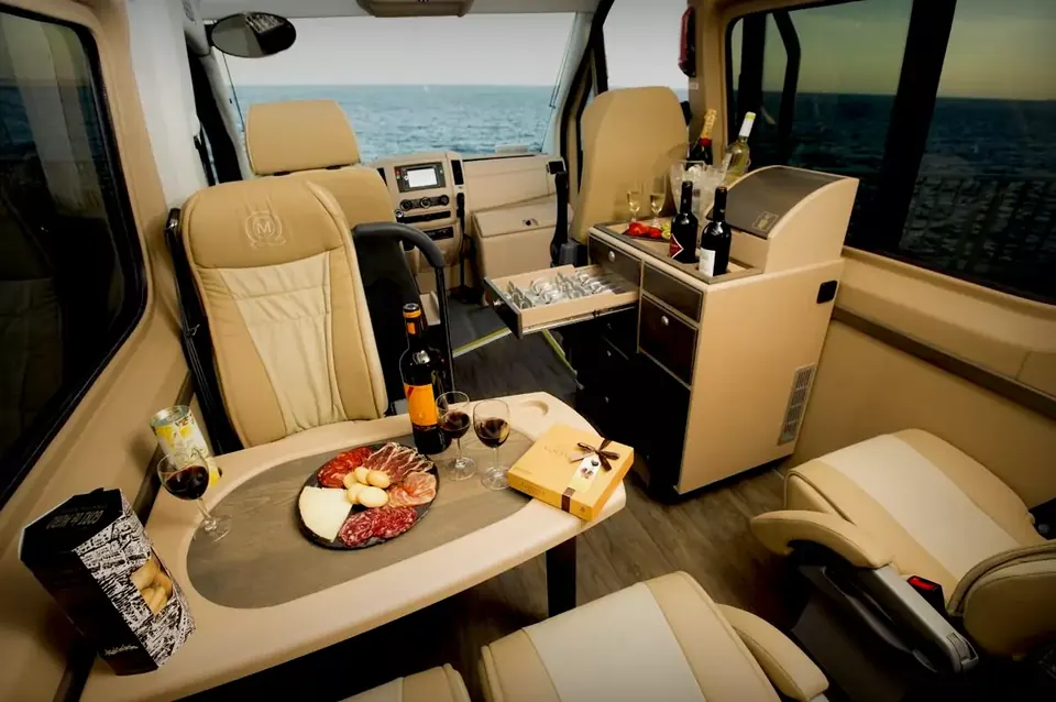 Interior delantero del Sprinter VIP.