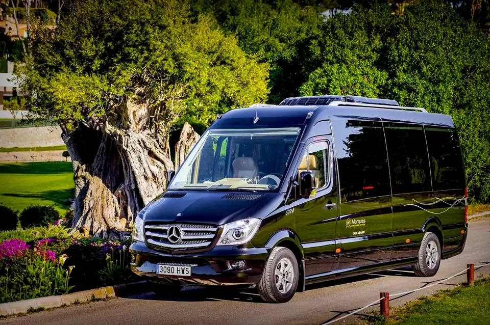 Microbús Mercedes-Benz Sprinter VIP de la flota Marqués, vista lateral.