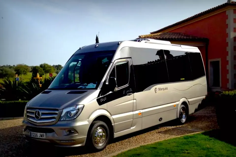 Microbús Mercedes-Benz Sprinter VIP 19 de la flota Marqués, vista exterior izquierda.