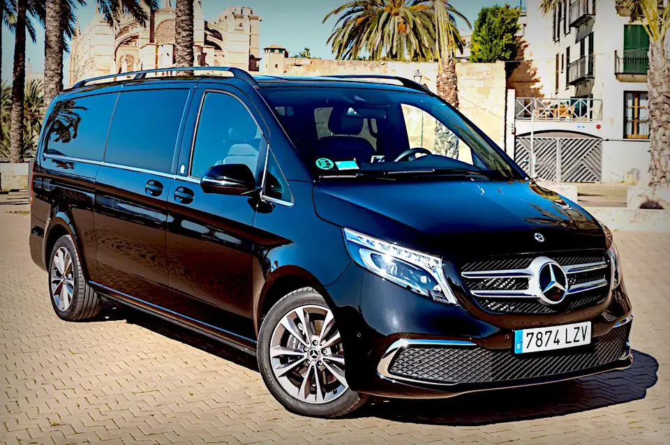 MiniVan Mercedes-Benz Clase V de la flota Marqués, vista frontal derecha.